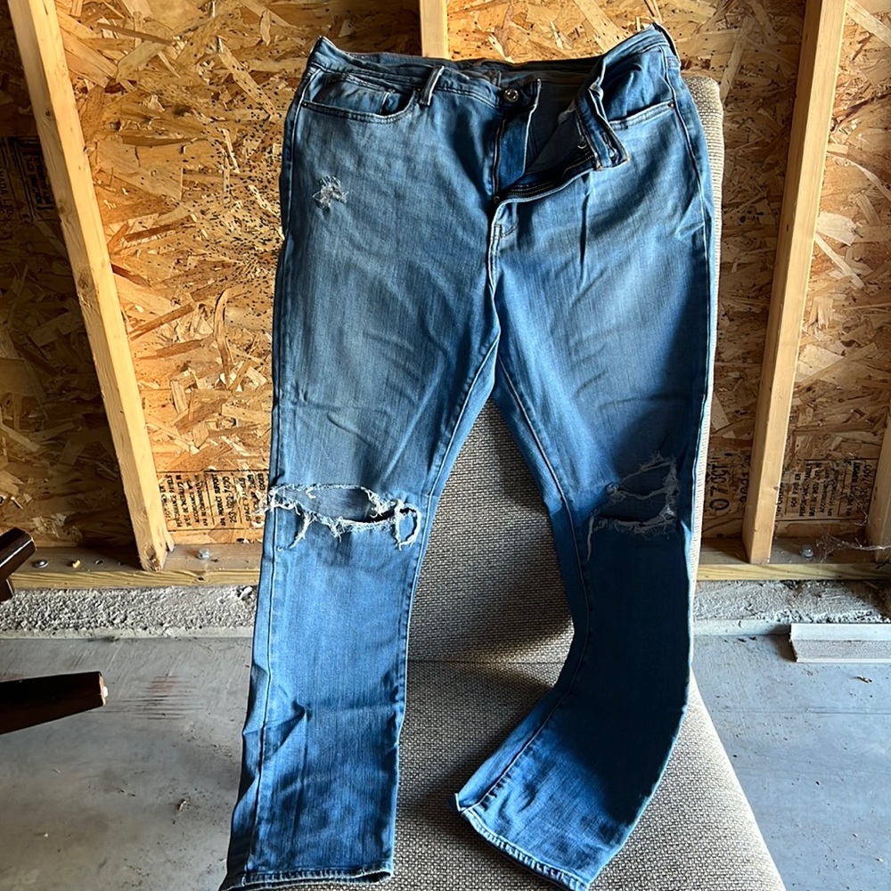 High rise straight Levi light wash jeans ripped knees